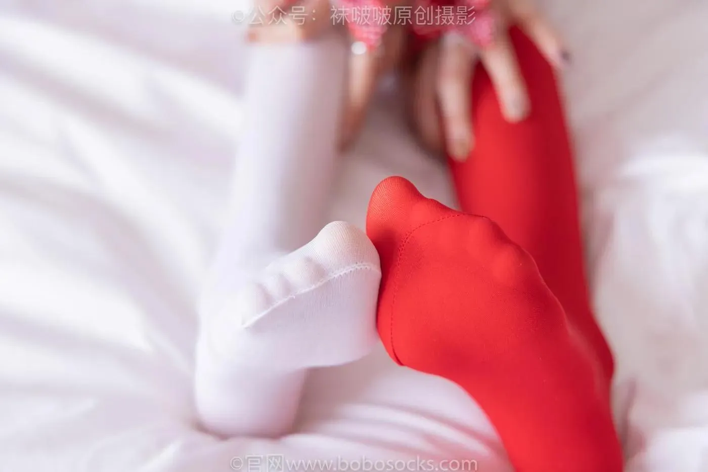 [BoBoSocks袜啵啵]NO.152 稚予-圣诞服、帆布鞋、厚白丝、厚红丝 [135P]插图1